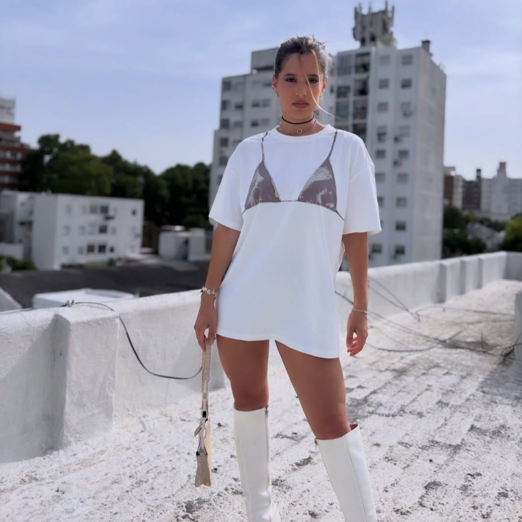 Remera oversize con estampado de bikini