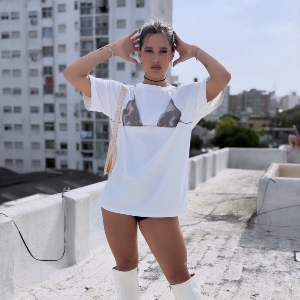 Remera oversize con estampado de bikini